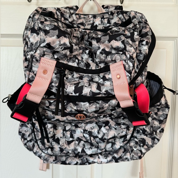 Rare Lululemon Travelling Yogini Rucksack in Mystic Jungle - Picture 5 of 10